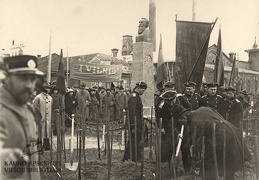 Jūrininkų mokyklos auklėtiniai sodina „Basanavičiaus“ rožę prie lietuvių tautos patriarcho paminklo. 1924 m.