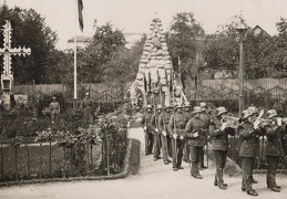 Karo invalidai prie paminklo „Žuvusiems už Lietuvos laisvę“. 1924 m.