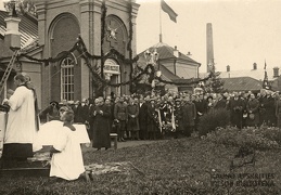 Paminklo „Žuvusiems už Lietuvos laisvę“ atidengimas muziejaus sodelyje. 1921 m.