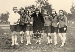 LFLS moterų krepšinio komanda su V. Jonuškaite-Zauniene. 1925 m.