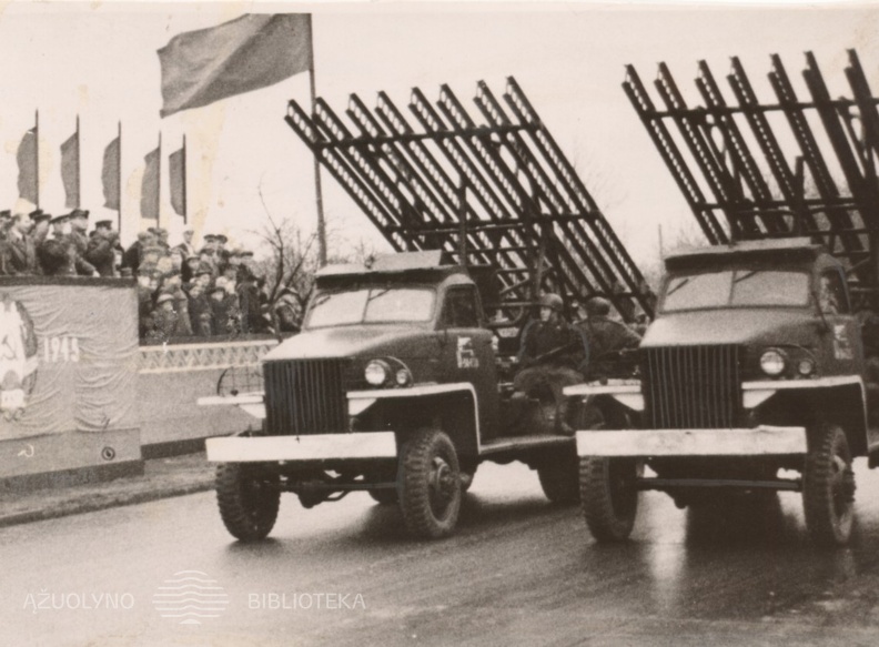 Katiusos_Spalio_revoliucijos_parade_1945.jpg