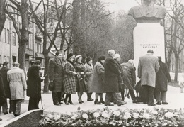 Prie paminklo V. Mickevičiui-Kapsukui