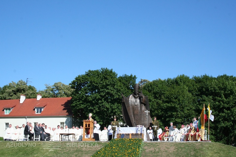 Paminklas_Sv_Popieziui_Jonui_Pauliui_II_Santakos_parke_2011.jpg